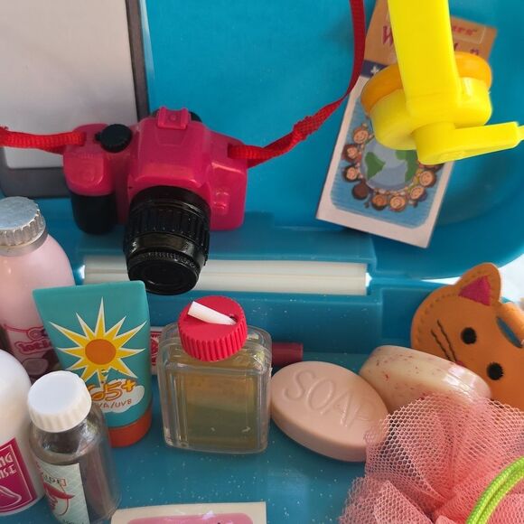 Our Generation Travel Playset and Toiletries - Picture 5 of 17
